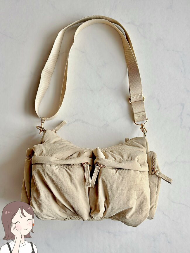 「再入荷で買えました」3COINSの“ポケットたくさんバッグ”収納力すごすぎる！「毎日使っています」「買って正解でした！」