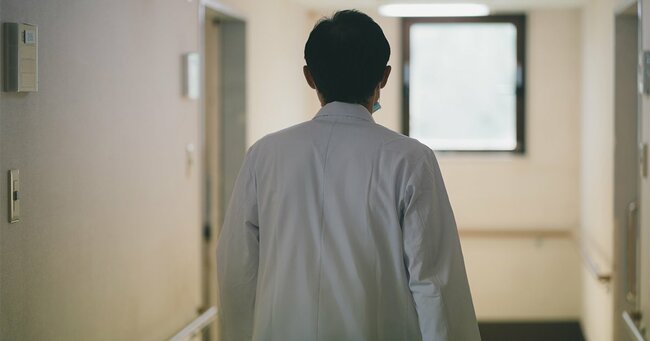 白衣を着た男性の後ろ姿