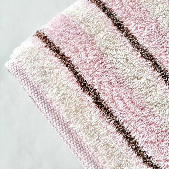 「迷うことなく2色購入」「あっという間に品切れ」3COINSの“ハンカチみたいなポーチ”サニタリーアイテムを目立たずに持ち歩けて大助かり！「もう一つ欲しい」