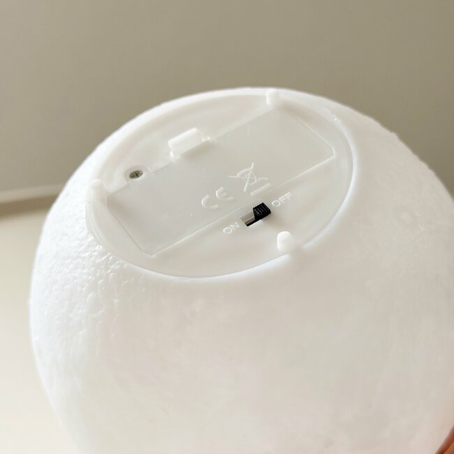 「330円なのすごいな…」ダイソー姉妹店で見つけた“お月様みたいなライト”が幻想的で美しい！「とても癒される」「インテリアに可愛い」