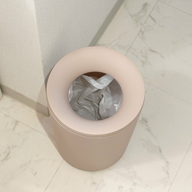 「全色購入しました」「ゴミ箱に見えない」ケユカの“生活感を隠せるゴミ箱”が家中で大活躍!「形、大きさ、使い勝手、全てパーフェクト」《購入レビュー》