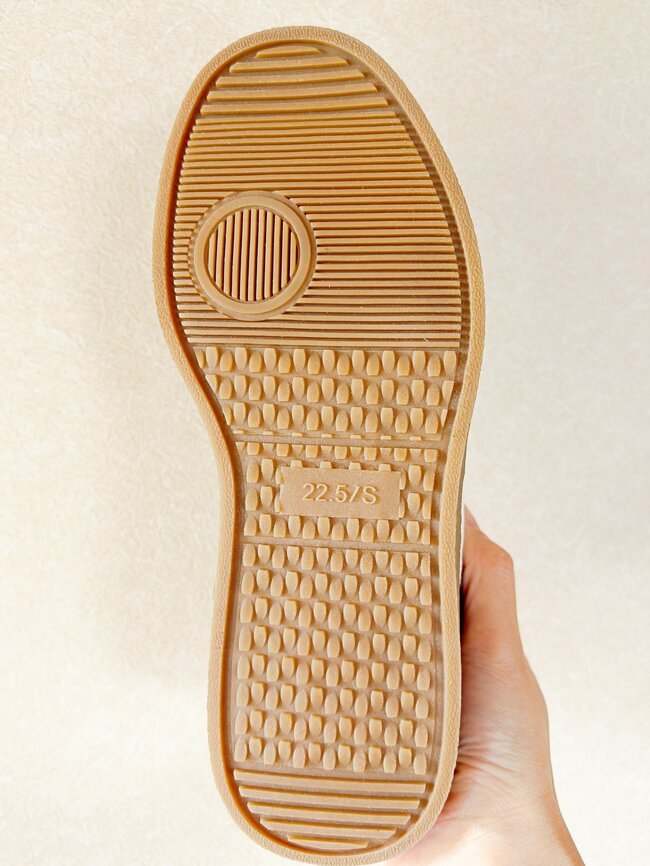 「このお値段なら買いだと思います」GUの“レトロかわいいスニーカー”が2990円とは思えない優秀さ！「足裏ふわふわで良い」「他の色も購入予定」
