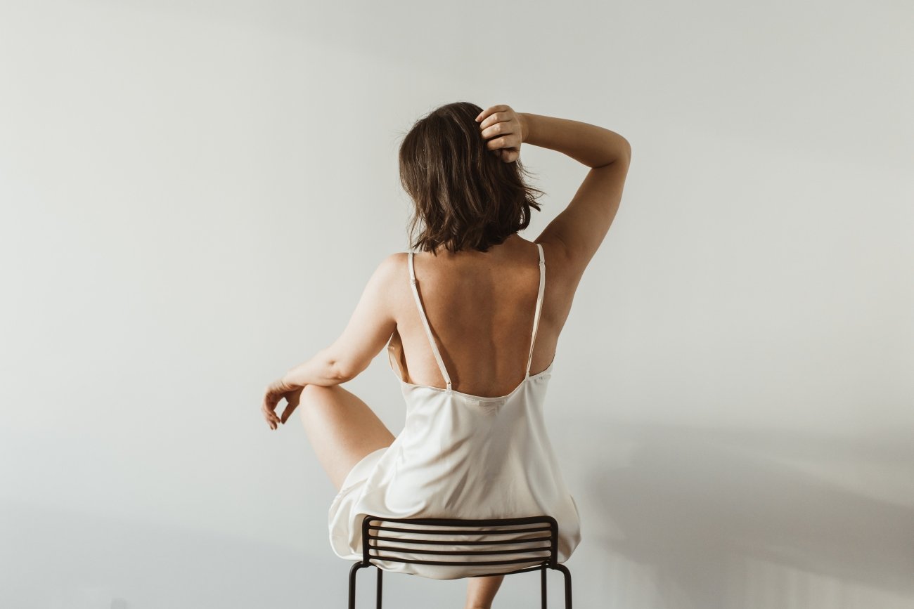 【人気ダイエットコーチが教える!】おばさんぽく見える原因No1は「背中」!解消するには?
