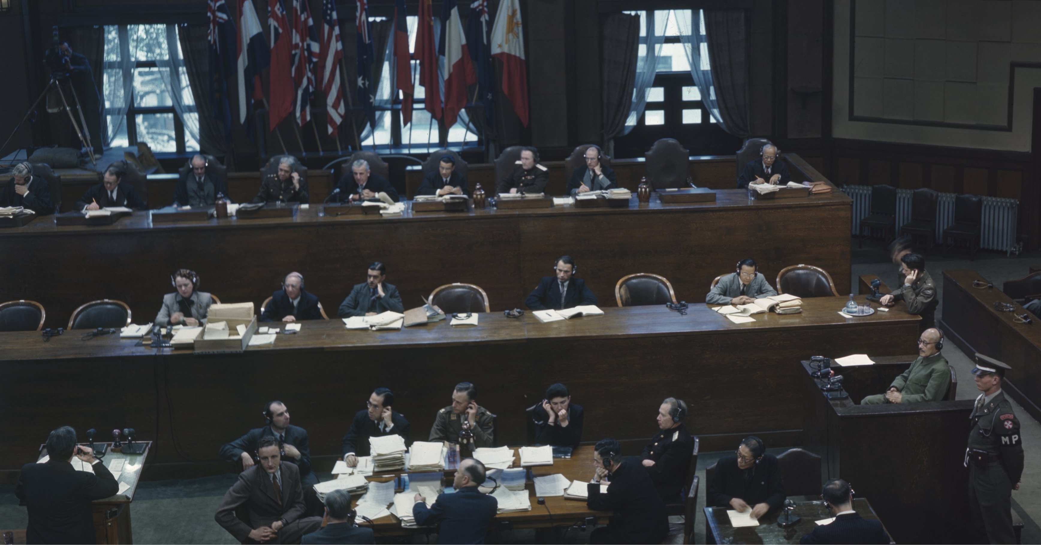 東京裁判と呼ばれる「極東国際軍事裁判」で検事の発言を聞く東條英機元首相