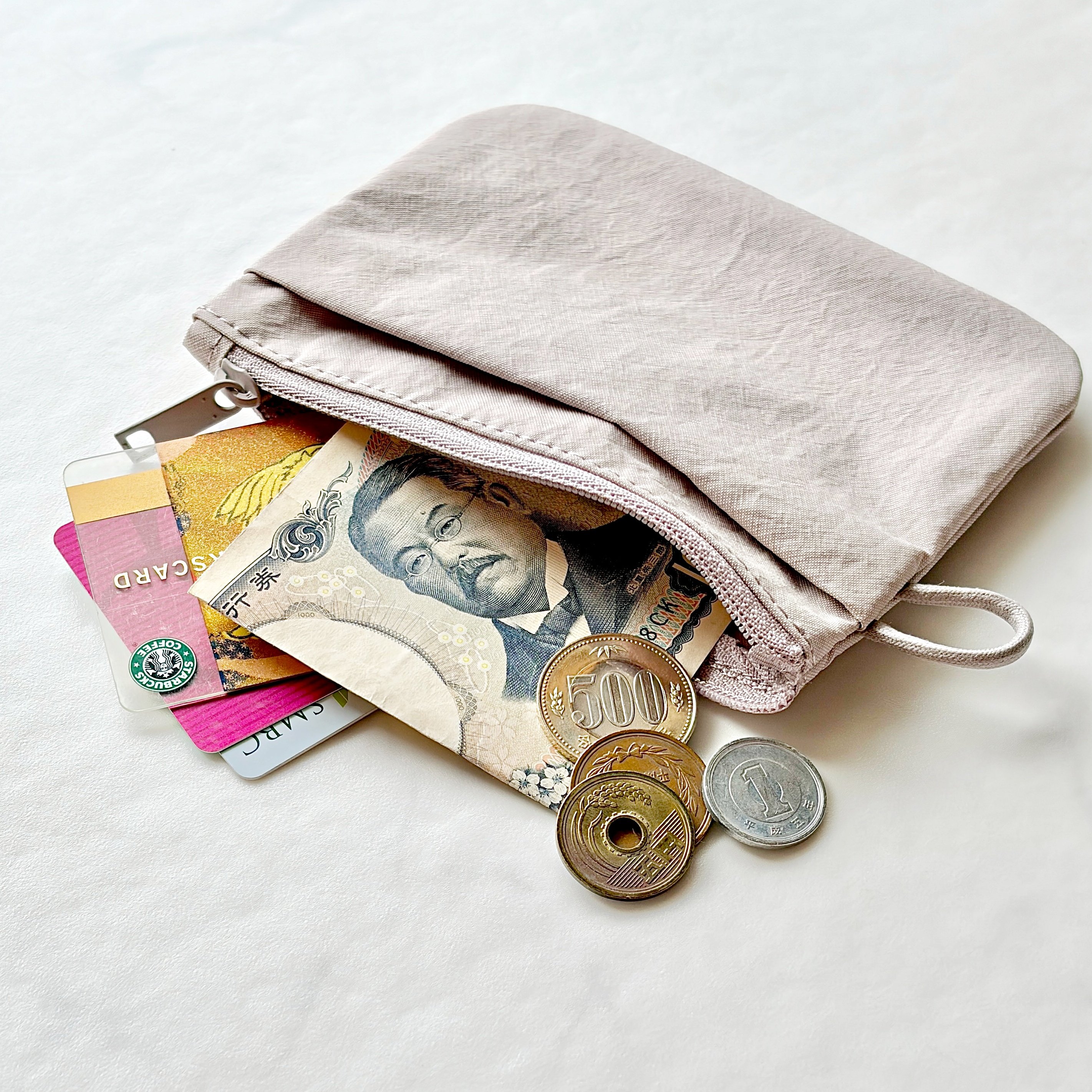 ミニ財布がわりに使えて便利！無印良品の“薄くて軽いポーチ”カードが50枚入って優秀すぎる！「長財布卒業できそう」「かさばらないのに意外と入る！」