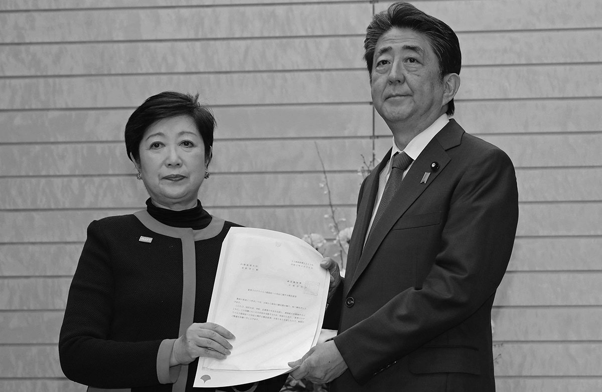 (左)東京都知事の小池百合子、(右)首相の安倍晋三
