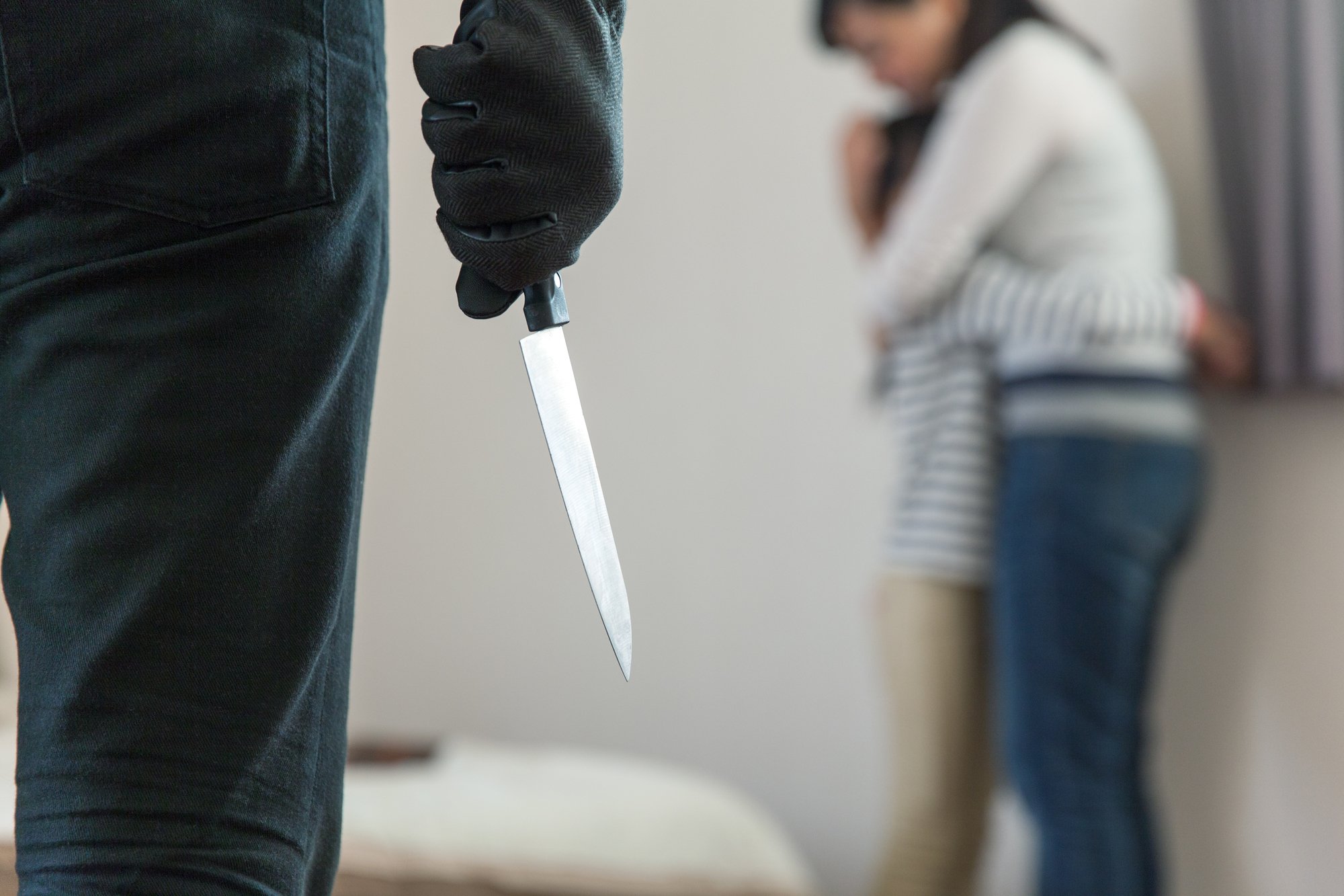 刃物を持った人間と遭遇したとき、生死を分ける「初動」とは?
