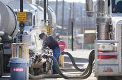 石油価格高騰、バイデン氏は温暖化対策と板挟み