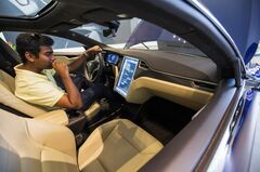 自動車業界が廃止に動くAMラジオ、救済されるか