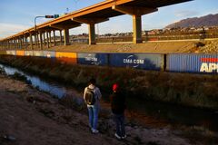 米メキシコ国境コンテナの「壁」 撤去か継続か