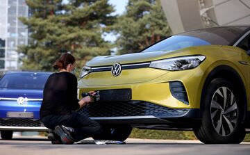 VW好決算、テスラ打倒には難題も