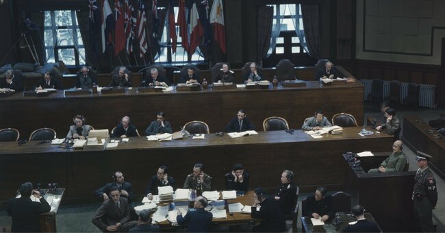 東京裁判と呼ばれる「極東国際軍事裁判」で検事の発言を聞く東條英機元首相