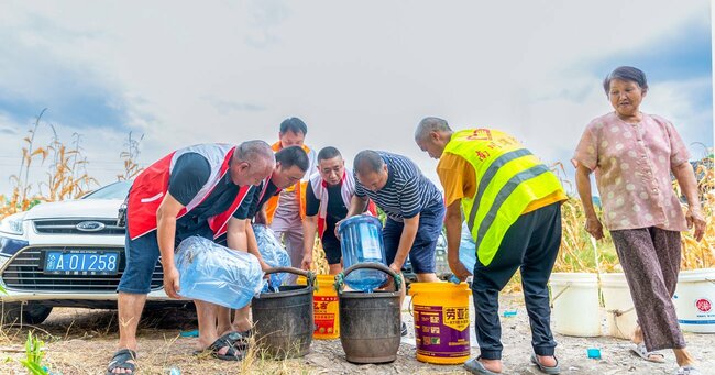 中国・重慶市で水不足の村人に水を届ける人たち