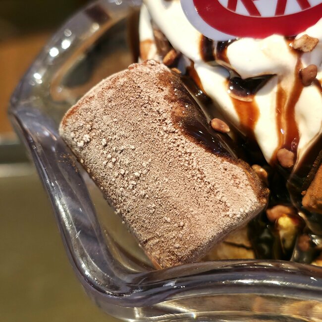 このコラボは嬉しい…！サンマルク×キットカットの「幸福感やばすぎパフェ」上から下までチョコまみれでスゴいんです！