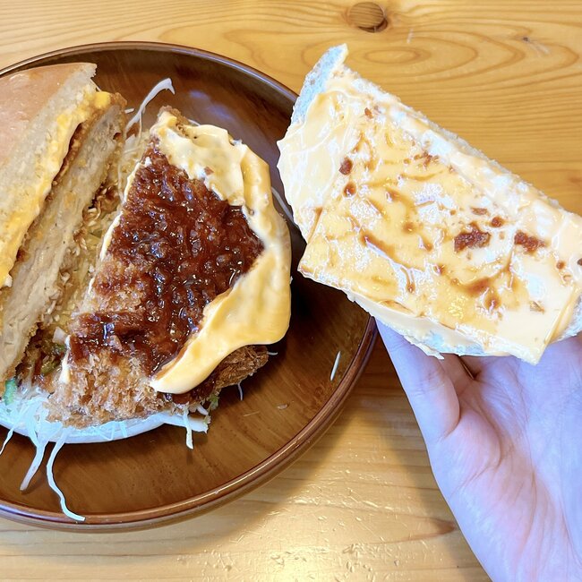 本当に1人前…?コメダの“どデカバーガー”が1423kcalで衝撃のボリューム!「本当にデッカイ!」「量がやばい」