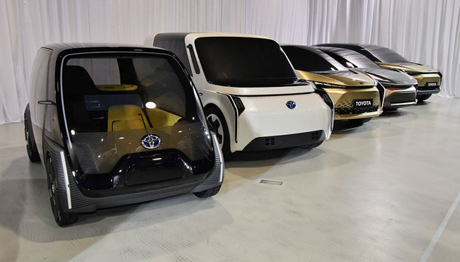 6月7日の記者会見で展示された小型電気自動車のモックアップ
