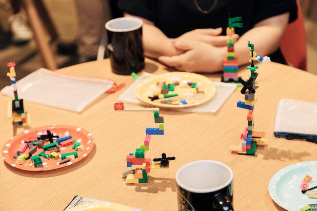 飲み会の代わりにレゴブロックを組み立ててチームの共通認識をそろえる