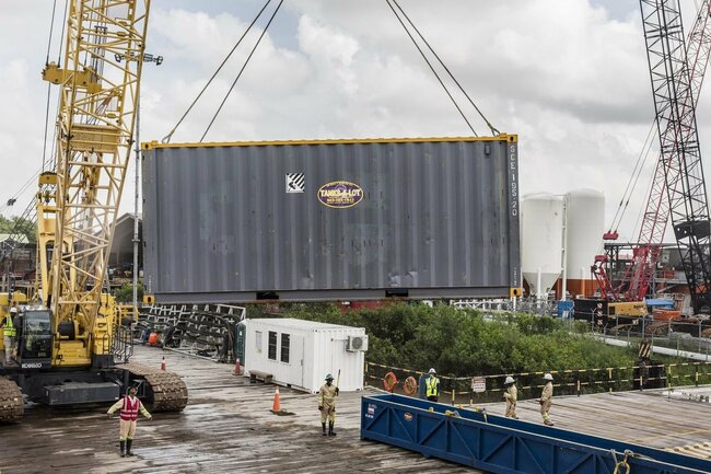 南米ガイアナ沖にあるエクソンの巨大油田の掘削設備の準備に使われたガイアナの港湾施設