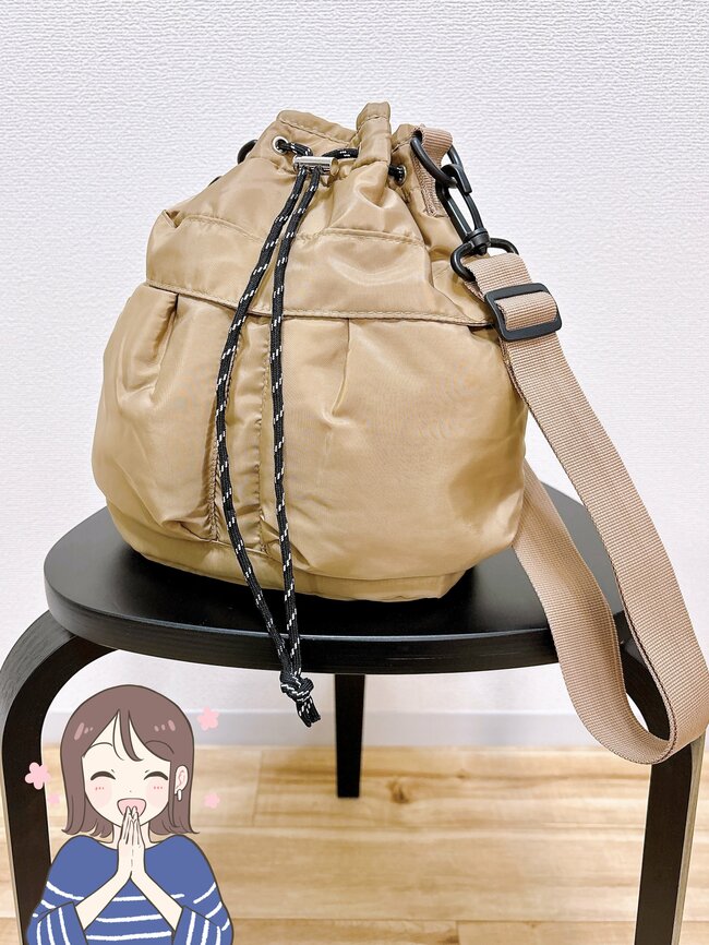 「毎日使ってます」「買って良かった」3COINSの“荷物がたっぷり入る巾着ショルダー”ガバッと開いて使いやすい!「天気に関係なく使いたくなる可愛さ」