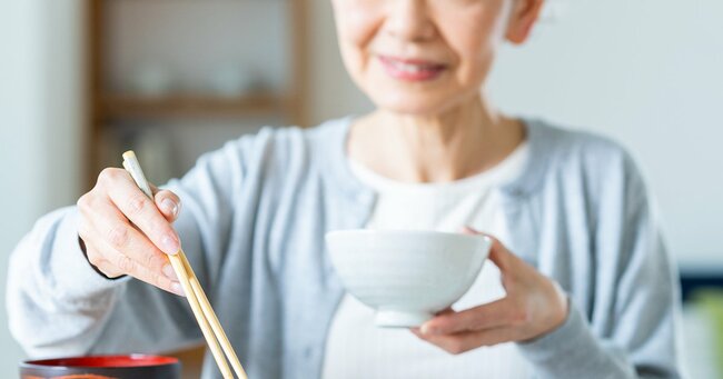 食事をする女性