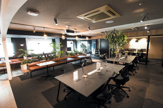 開放的なオープン席。ホワイトボード付きのエリアもある(H<sup>1</sup>T新宿西口)