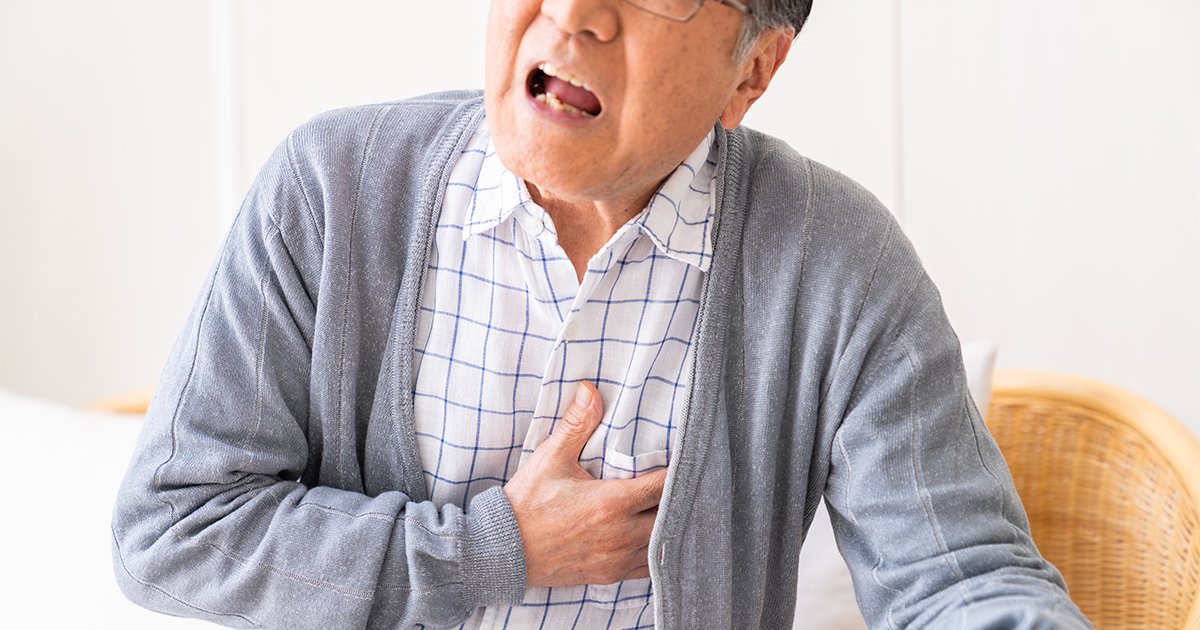 心臓をおさえて苦しむ男性