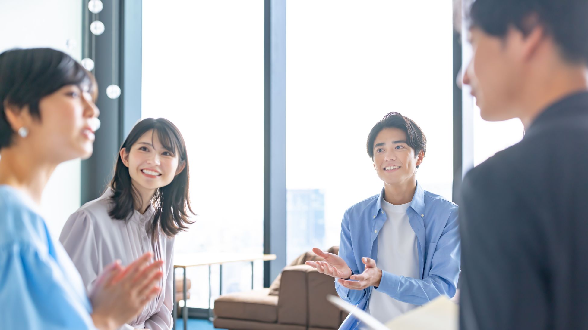 会議をする人たち