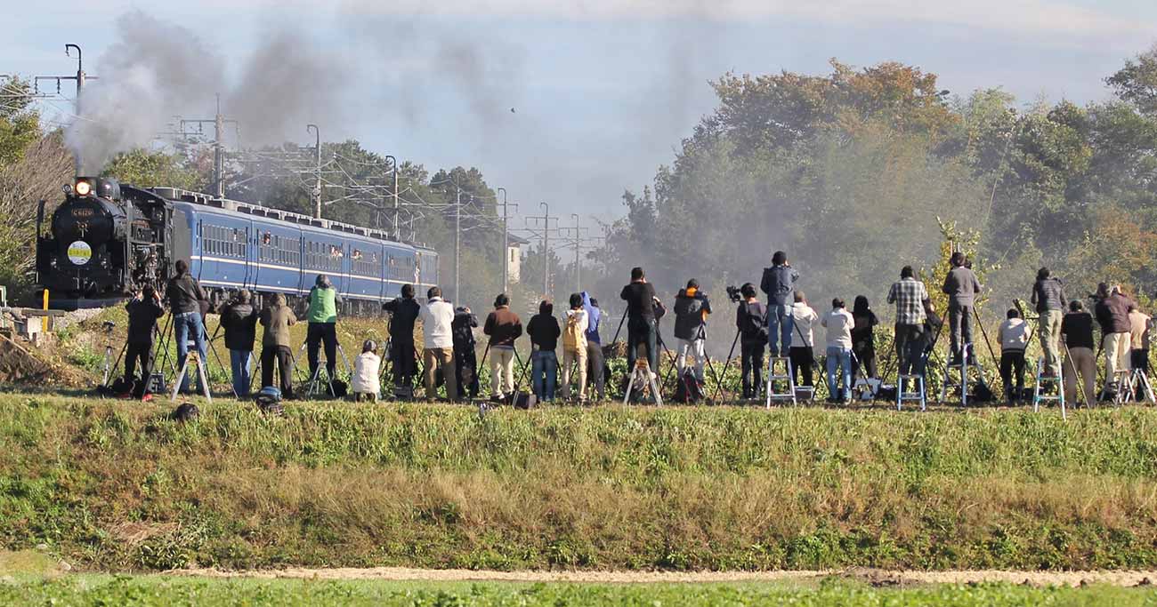 電車を撮影する人々