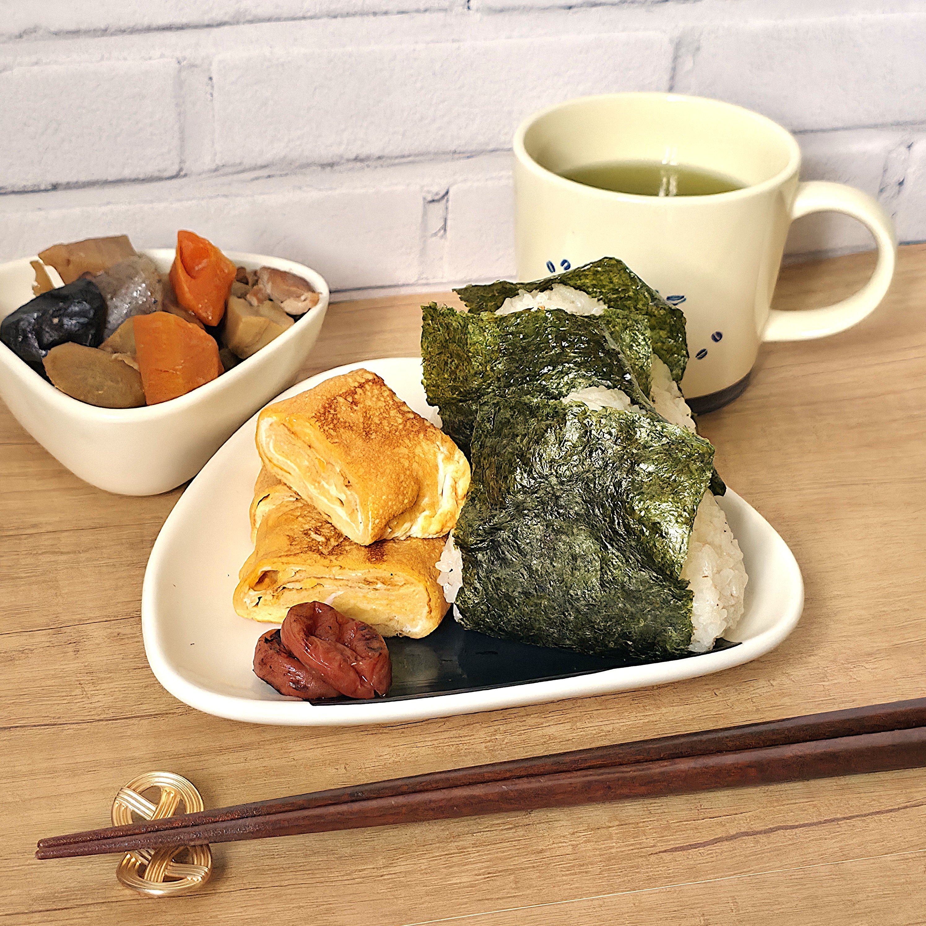 思わず2度見しちゃったよ…！ダイソーで見つけた“おにぎり皿”が可愛すぎて全種類ほしくなっちゃいます！