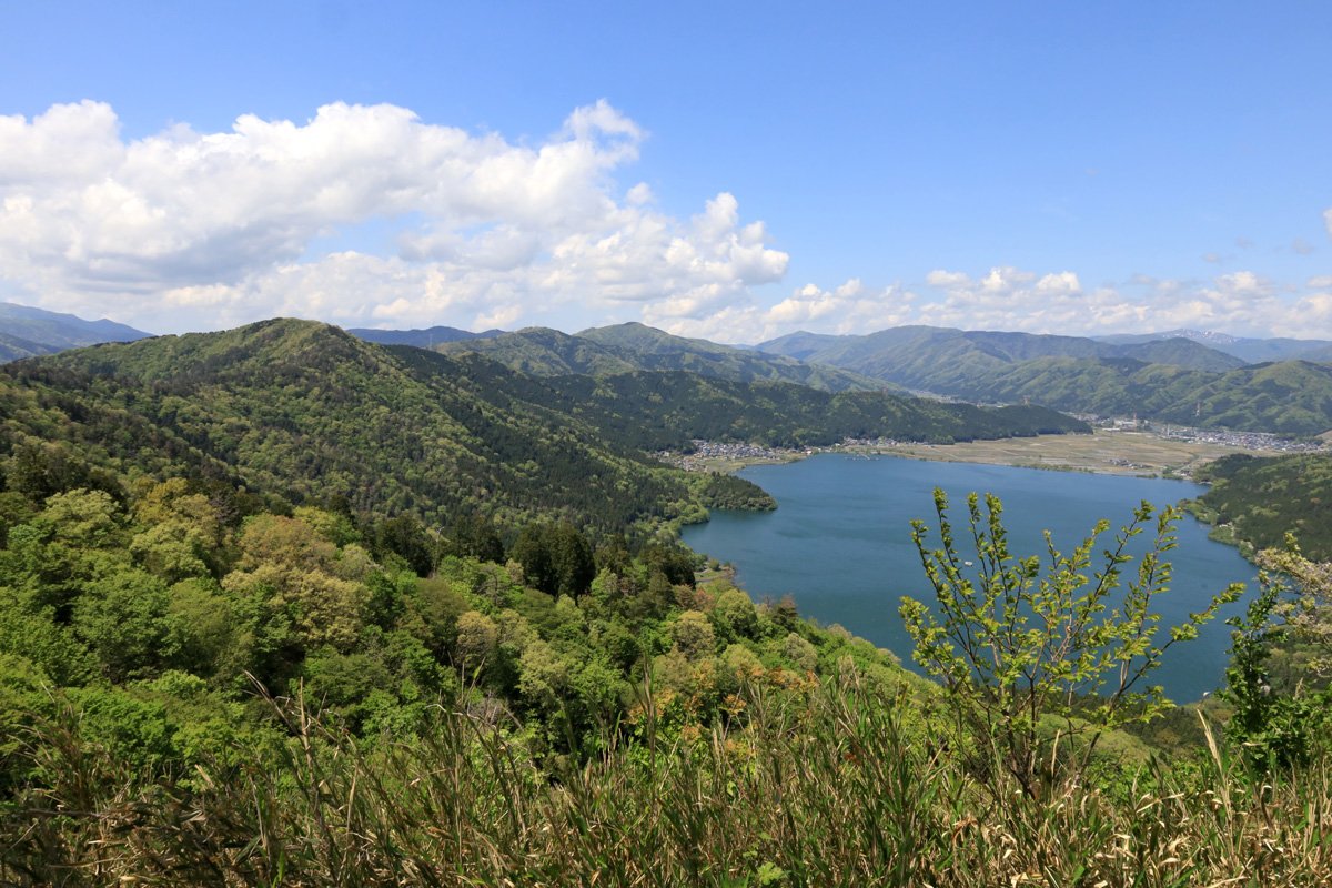賤ヶ岳砦から見た余呉湖（よごこ）と西岸の尾根