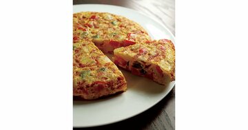 【伝説の家政婦・志麻さん】まるでケーキのようにふっわふわ！ たった10分でできる「野菜たっぷりスパニッシュオムレツ」のすごいチャームポイントとは？【書籍オンライン編集部セレクション】
