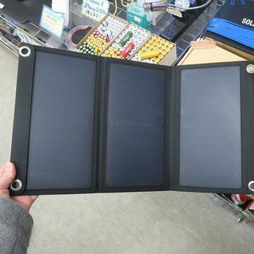 合計21W！ 冬空でもスマホを充電できるソーラーパネル