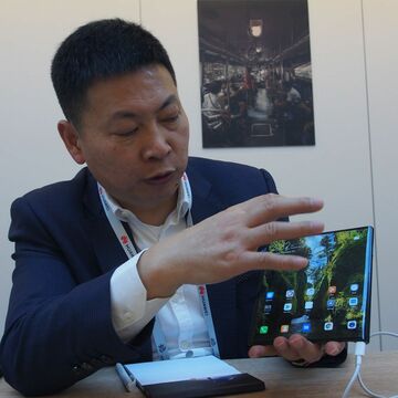 ファーウェイCEOが語る 5Gの価値を体感できる折りたたみ型スマホ「Mate X」