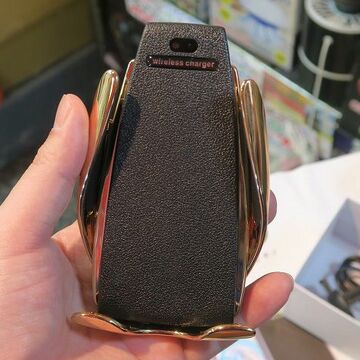 1500円！ 自動開閉機能付きの激安なワイヤレス車載スマホ充電器