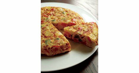 【伝説の家政婦・志麻さん】まるでケーキのようにふっわふわ！ たった10分でできる「野菜たっぷりスパニッシュオムレツ」のすごいチャームポイントとは？【書籍オンライン編集部セレクション】