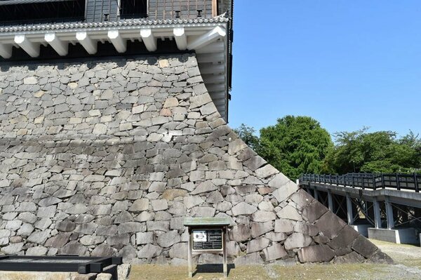 加藤清正が築いた扇の勾配とよばれる大天守台