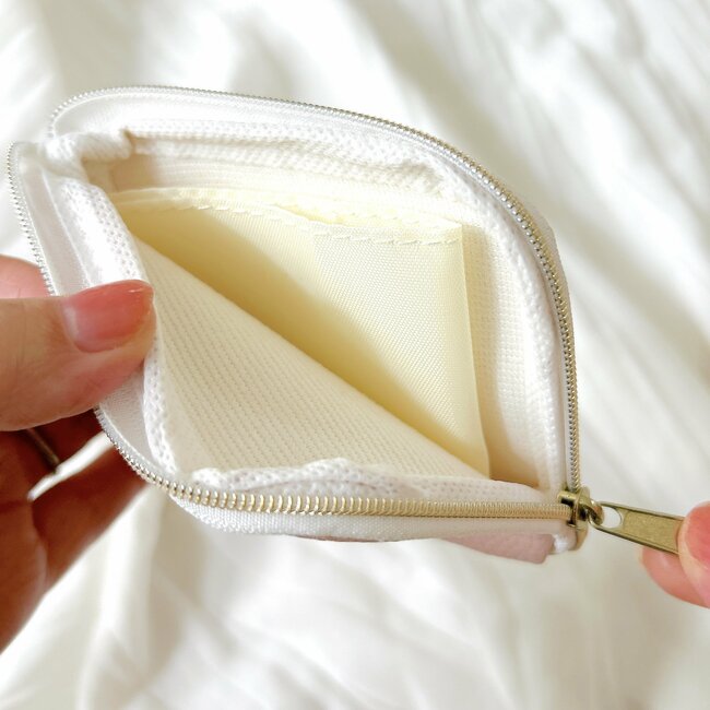 普通の財布に戻れないかも…セリアの「おしゃれミニ財布」ガバッと開いて使いやすい！