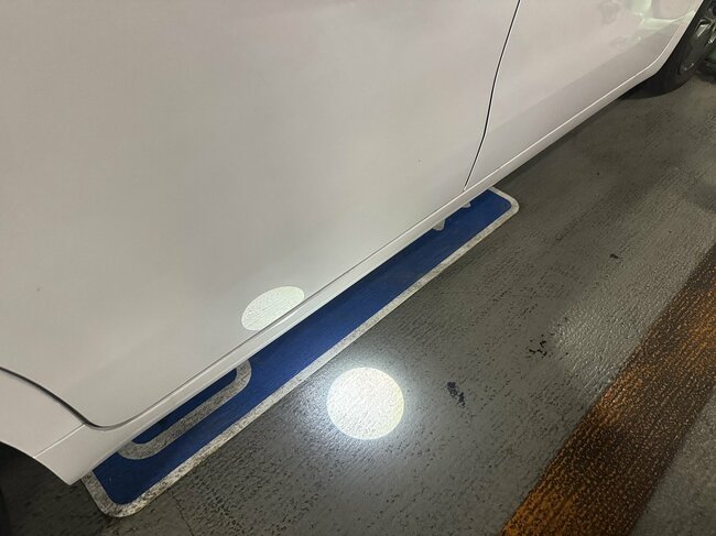 ドアシルに仕込まれたウェルカムランプ