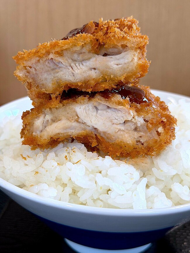 「ものすごい量の揚げ物」「お腹いっぱい苦しい」かつやの“ボリューム満点メニュー”食べ応えがスゴすぎる！「しっかり食べれて大満足」