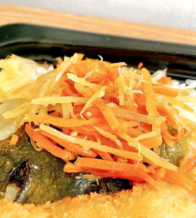 「バカの弁当」「頭わるい」ほっともっとの“1200kcal超え弁当”おかずぎっしりでお腹パンパン！「これでいいんだよ感スゴい」