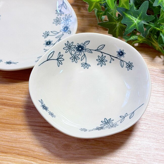 家のお皿、同じもので揃えたい！セリアの「お花畑みたいな食器」可愛くって出番が止まらない…！《購入レビュー》