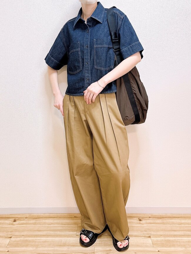 「好きすぎて色違いも購入」ユニクロの“体型を隠せるシャツ”きれいなシルエットで羽織るだけでオシャレ！「店舗で一目惚れしました」「60代でもおしゃれに着られる」