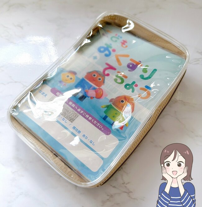 お薬が100錠も入った！ダイソーの「ガバッと開くポーチ」おくすり手帳もジャストフィットで便利！《購入レビュー》