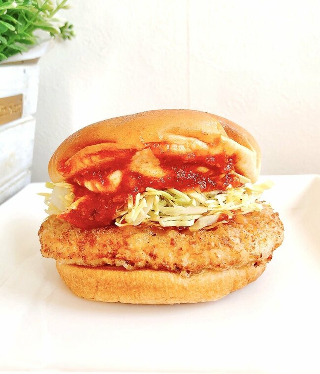 「えげつない中毒性」「あと5個は余裕で食える」モスバーガーの“期間限定バーガー”ひとくちでリピを確信したよ…！「食べたばかりなのに、もう1回食べたい」