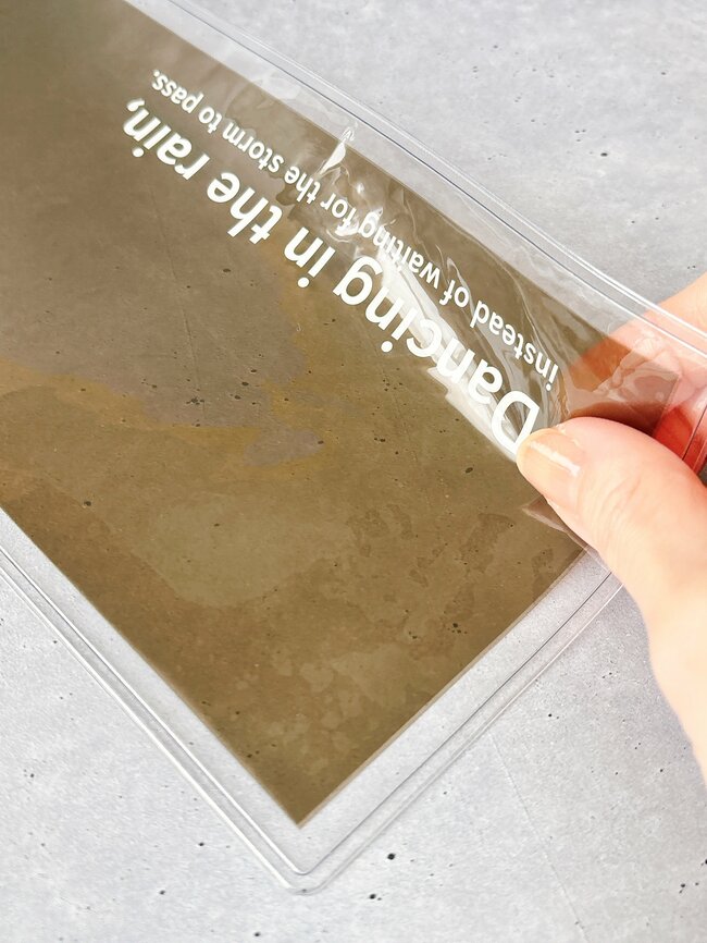 「カバンが濡れない」「大助かりです」3COINSの“天才レイングッズ”が雨の日のプチストレスを解決してくれた!「こういう商品を待っていました」