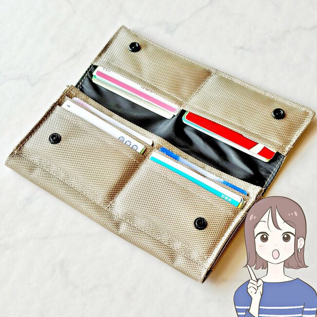 カードや診察券が72枚入った…！ダイソーの「めちゃ軽ウォレット」ポケットたくさんで収納力バツグン！
