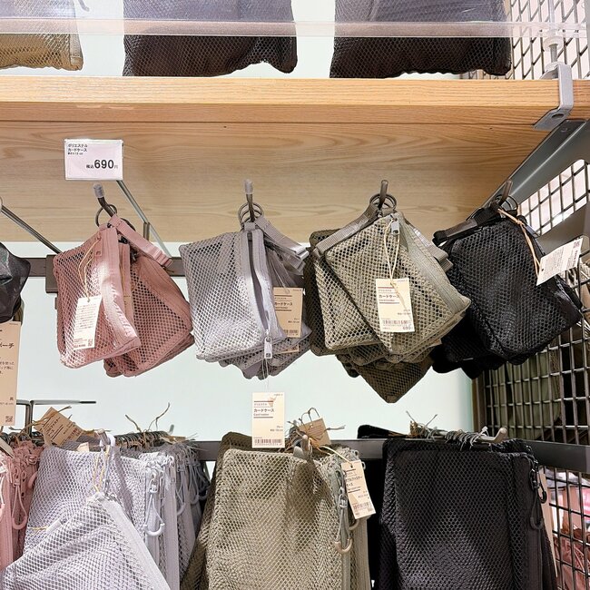 ミニ財布にちょうどいい！無印良品の“天才ケース”が買って大正解でした！「バッグの中で迷子にならない」「家族で使ってます」