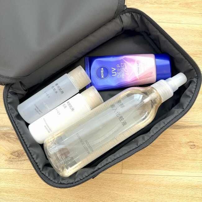「購入して本当に良かった」無印良品の“ガバッと開くポーチ”化粧水ボトルも入って大容量…！「高級感があります」「大きさも形も理想的」