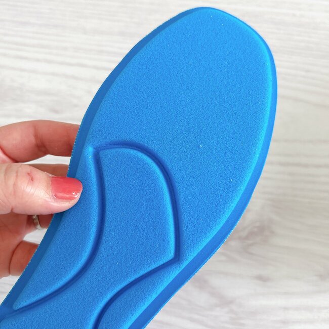 楽ちんすぎて、他のスニーカーに戻れない…!ワークマンの「新感覚シューズ」スポッと履けて、ふんわり歩けちゃうんです!