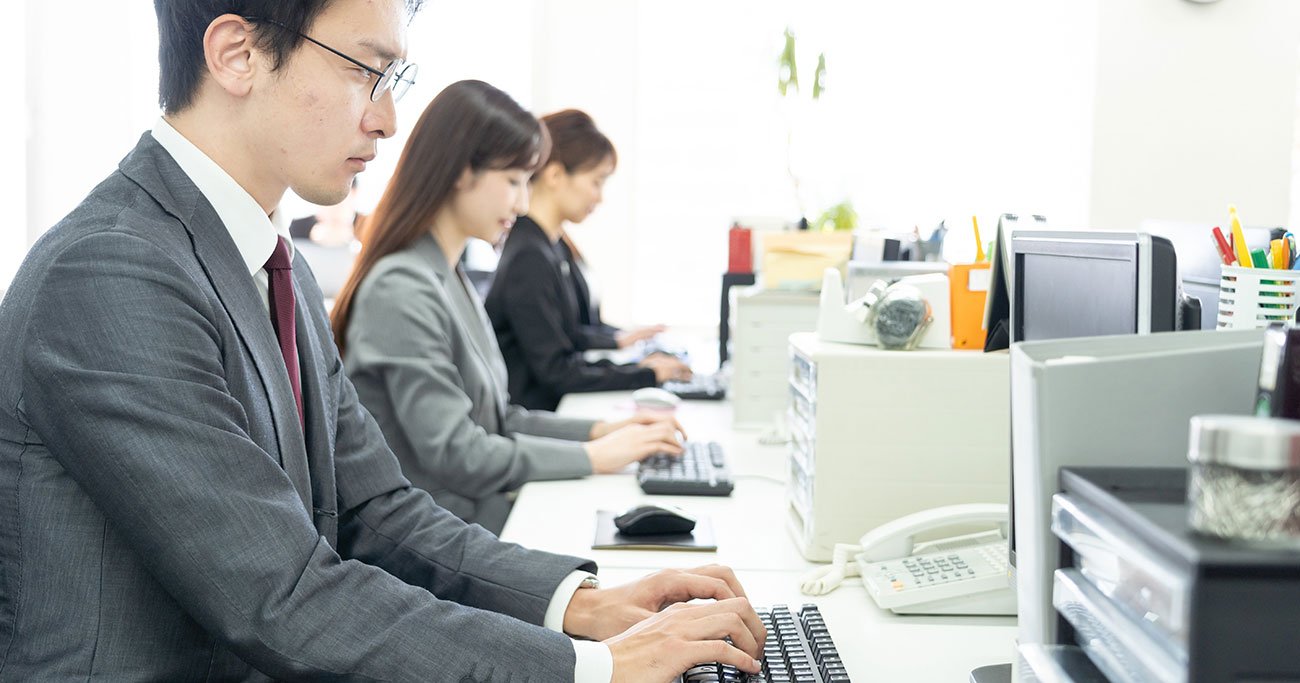座ってパソコンを見るだけで、全身が「疲れてしまう」理由とは?